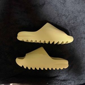 yeezy slide “resin” 2022